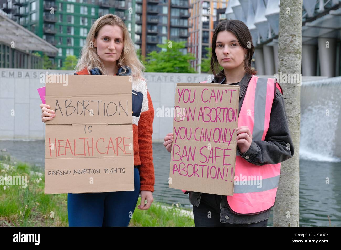 London, Großbritannien, 3.. Mai 2022. Die Wahlkämpferinnen der Frauen versammelten sich vor der amerikanischen Botschaft in Vauxhall, nachdem der Entwurf des Obersten Gerichtshofs der USA zur Umkizung der Abtreibungsrechte ausgeheckt wurde. Das Gerichtsurteil von Roe gegen Wade aus dem Jahr 1973 gewährte Frauen im ersten Trimester der Schwangerschaft Abtreibungsschutz. Wenn dies umkehrt wird, haben 22 Staaten Gesetze, die das Verbot des Verfahrens ermöglichen. Kredit: Elfte Stunde Fotografie/Alamy Live Nachrichten Stockfoto