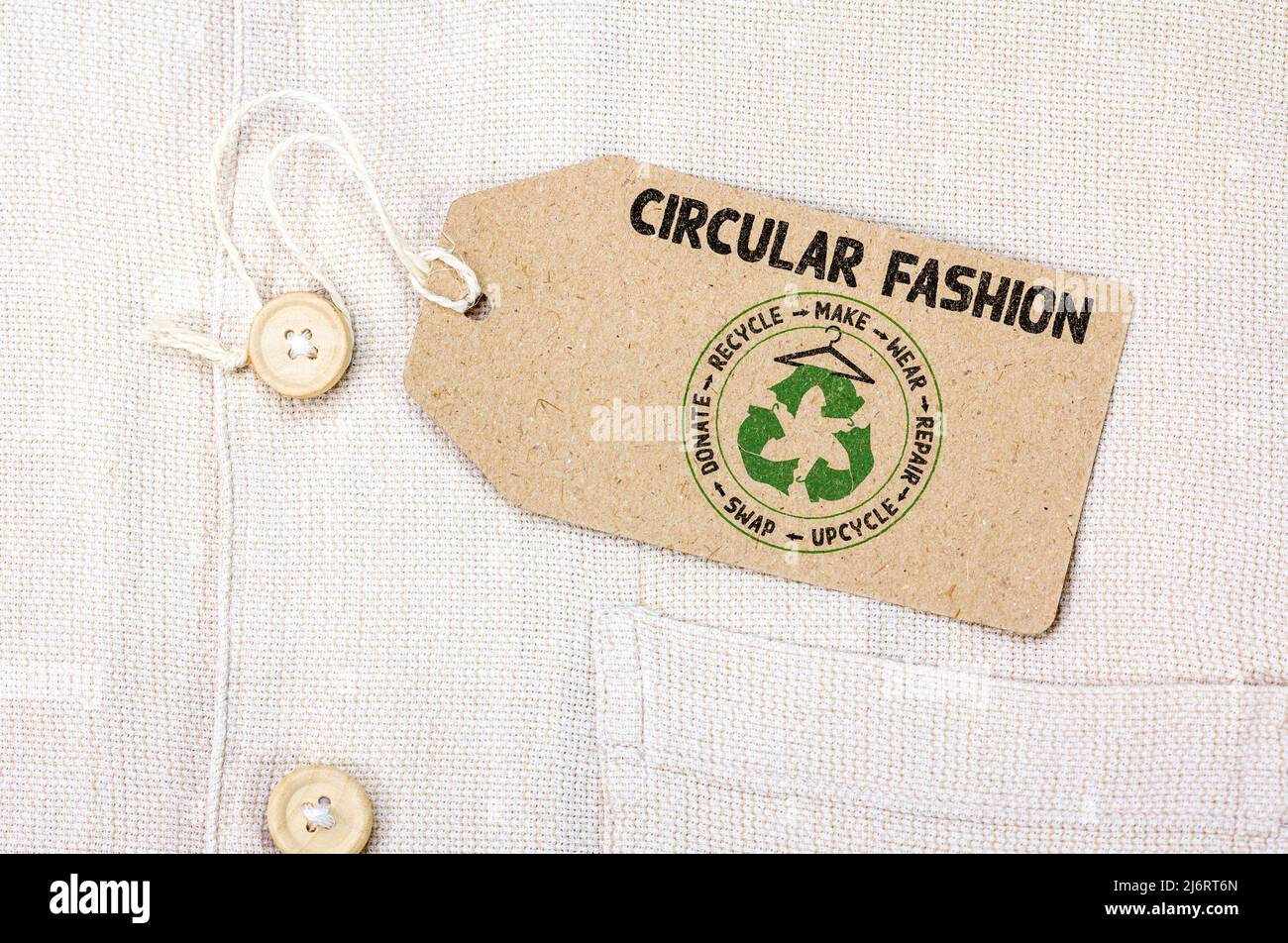 Circular Fashion Label auf Pullover, , machen, tragen, reparieren, Upcycle, Swap, donate, recycle with eco clothes recycle Icon nachhaltiges Modekonzept Stockfoto