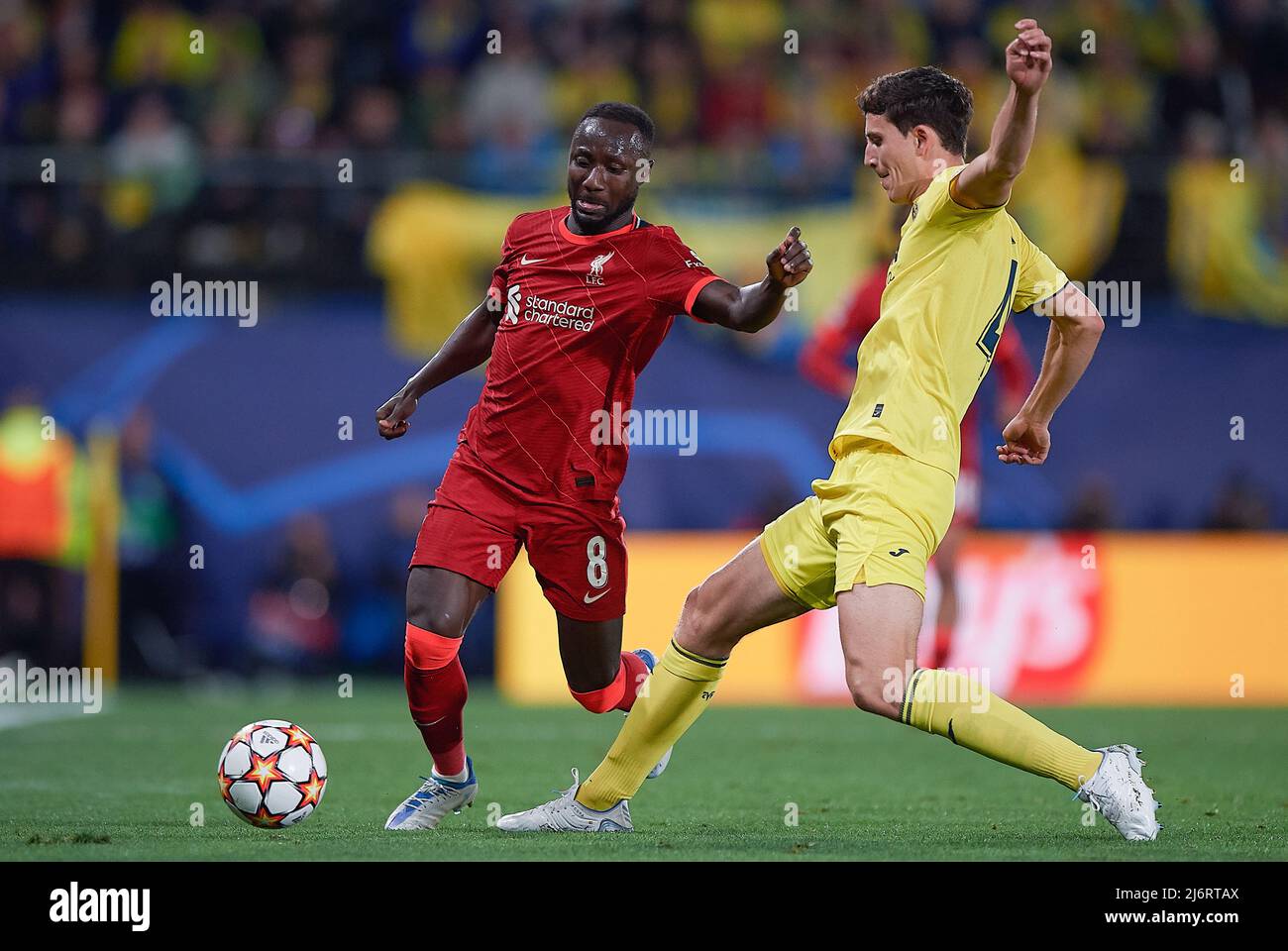 (220504) -- VILA-REAL, 4. Mai 2022 (Xinhua) -- Pau Torres (R) aus Villarreal steht mit Naby Keita aus Liverpool während des UEFA Champions League-Halbfinalspiels in der zweiten Liga zwischen Villarreal aus Spanien und Liverpool aus England in Vila-Real, Spanien, am 3. Mai 2022 auf. (Str/Xinhua) Stockfoto