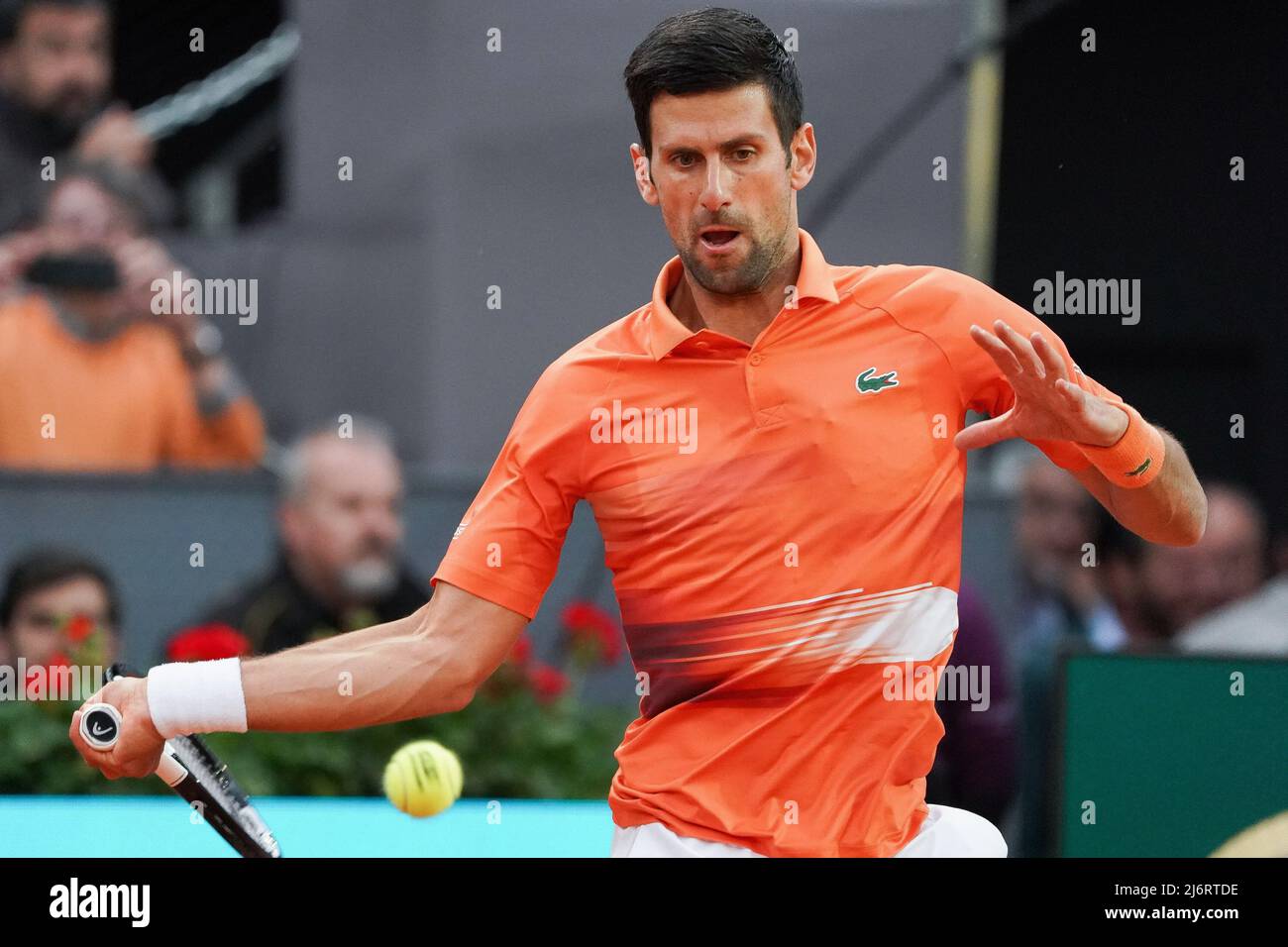 Madrid, Spanien - 03. Mai 2022Novak Djokovic aus Serbien spielt während seines Einzelspieles gegen Gael Monfils aus Frankreich während des sechsten Tages der Mutua Madrid Open im La Caja Magica in Madrid. Novak Djokovic gewonnen von (6-3,6-2) Stockfoto