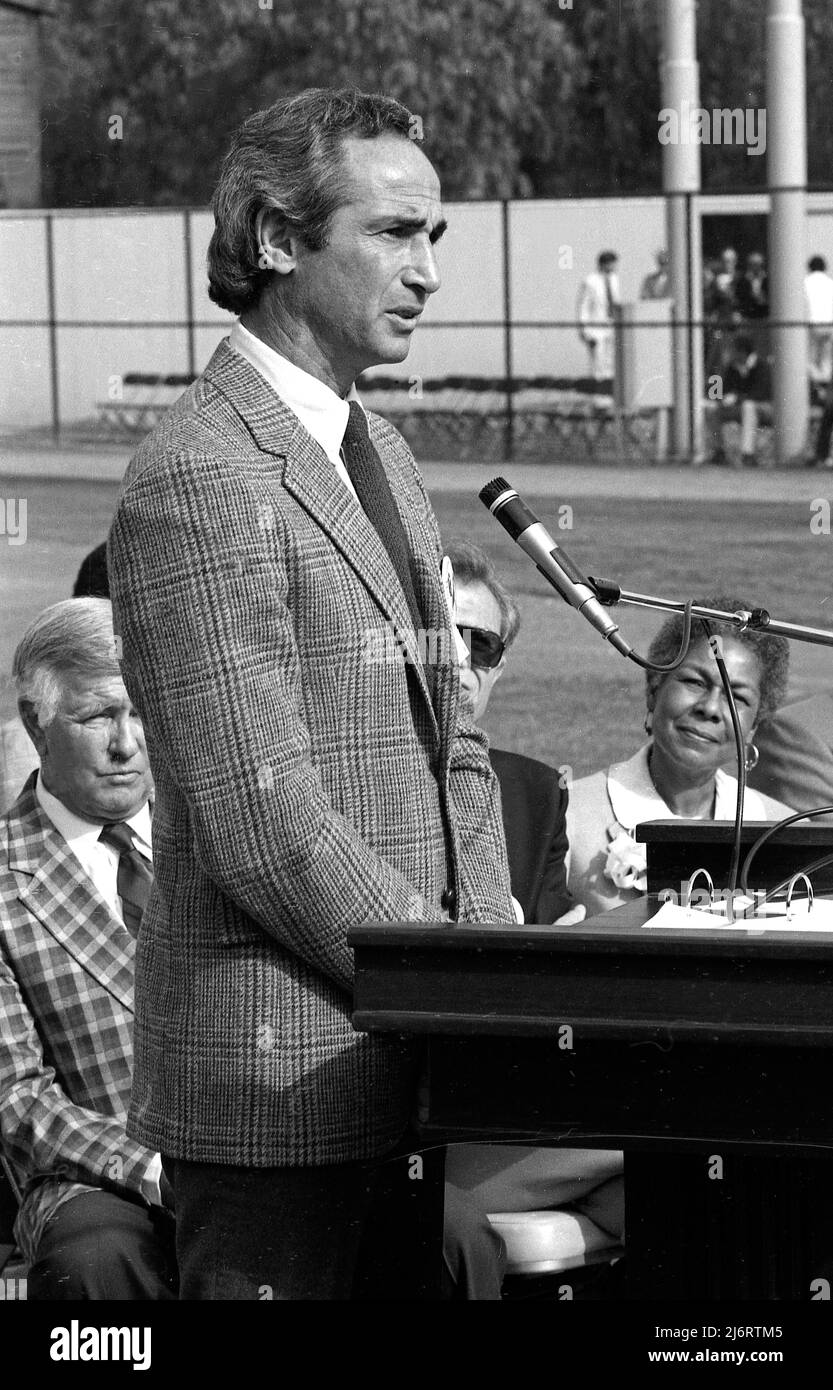 Sandy Koufax spricht bei der Einweihung des Jackie Robinson Stadions, dem Heimstadion des UCLA Bruins Baseballteams in Westwood, CA, 1981. Stockfoto