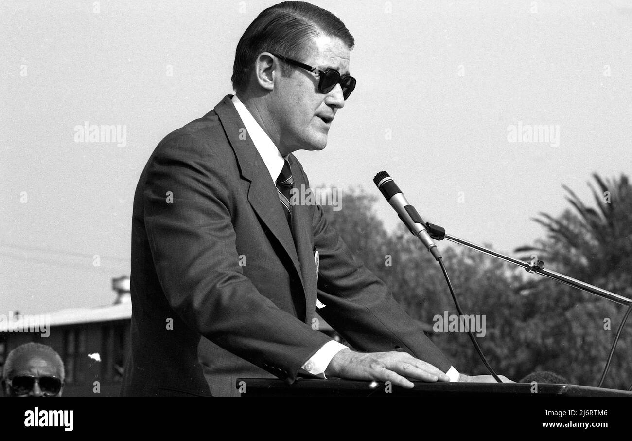 Peter O'Malley, Eigentümer der Los Angeles Dodgers, spricht bei der Einweihung des Jackie Robinson Stadions, dem Heimstadion des UCLA Bruins Baseballteams in Westwood, CA, 1981. Stockfoto