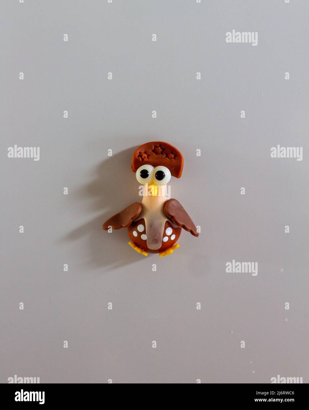 Kühlschrankmagnet handgefertigt in der Stadt porto de galinhas aus Keks in Form eines Hähnchens in cangaço Kleidung gekleidet Stockfoto