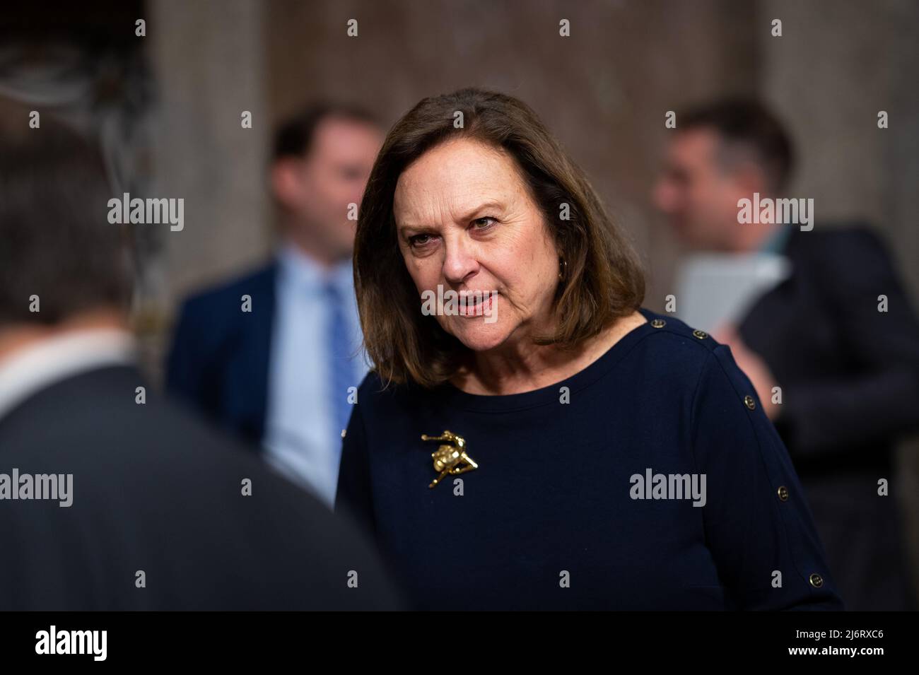 Senator deb Fischer (R-NE) spricht mit anderen Senatoren vor einer Anhörung des Armed Services Committee des Senats zum Haushaltsplan der Luftwaffe für das Geschäftsjahr 2023 im US-Kapitol in Washington, D.C., am Dienstag, den 3. Mai, 2022. (Graeme Sloan/Sipa USA) Stockfoto