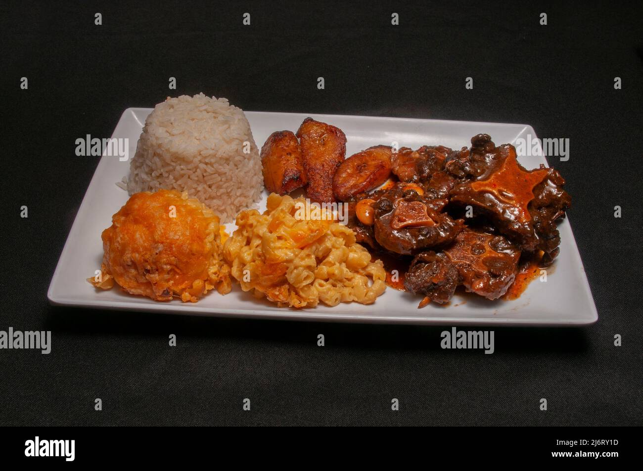 Köstliche und authentische karibische Küche, bekannt als Oxtails Stockfoto