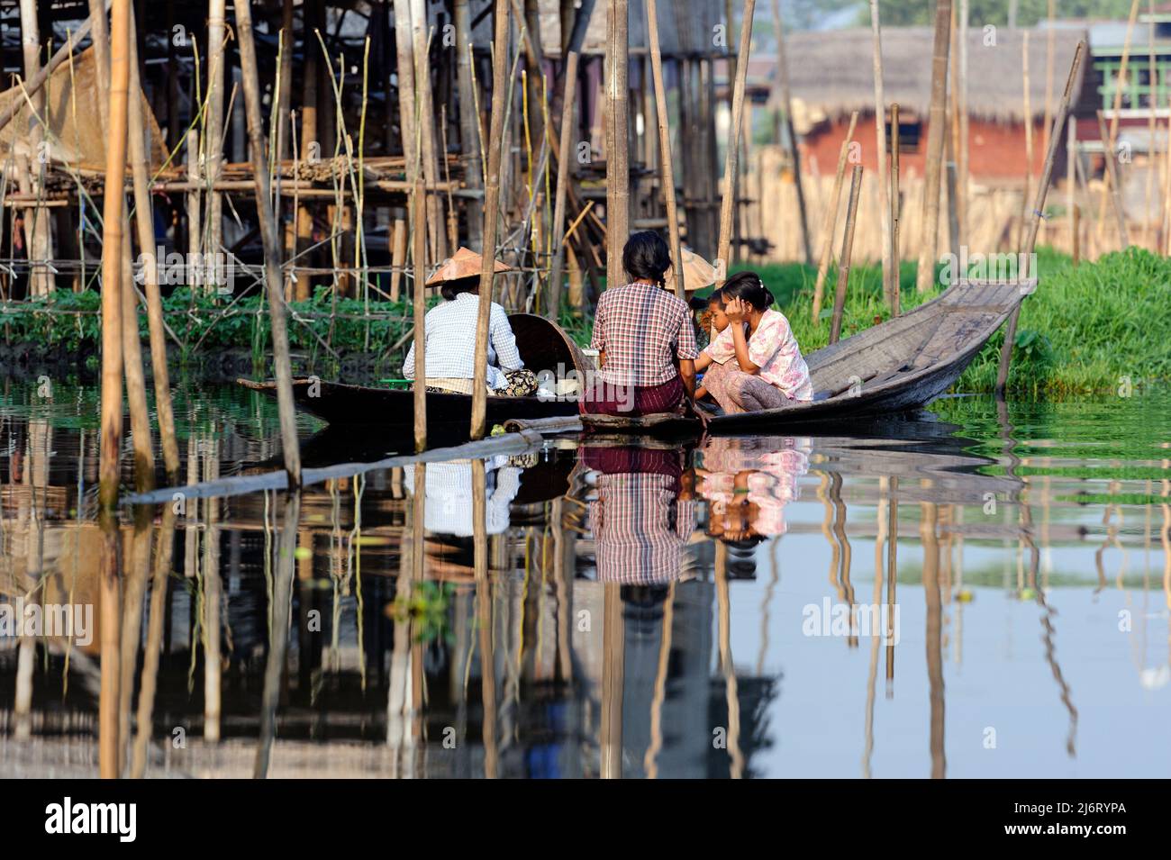 Eine burmesische Familie sitzt in Holzkanus im Dorf Pwe Sar Kone, am Inle Lake Myanmar Burma Stockfoto