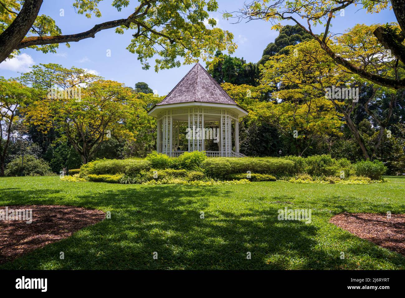 Dieser achteckige Pavillon liegt auf einem Hügel, der als „The Bandstand“ bekannt ist, und wurde 1930 errichtet und ist eine beliebte Attraktion in den Botanischen Gärten von Singapur. Stockfoto