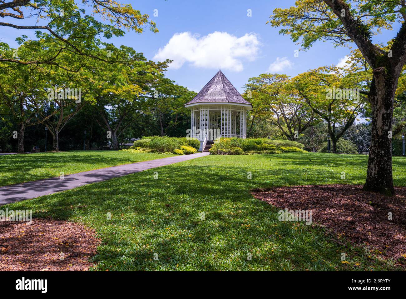 Dieser achteckige Pavillon liegt auf einem Hügel, der als „The Bandstand“ bekannt ist, und wurde 1930 errichtet und ist eine beliebte Attraktion in den Botanischen Gärten von Singapur. Stockfoto