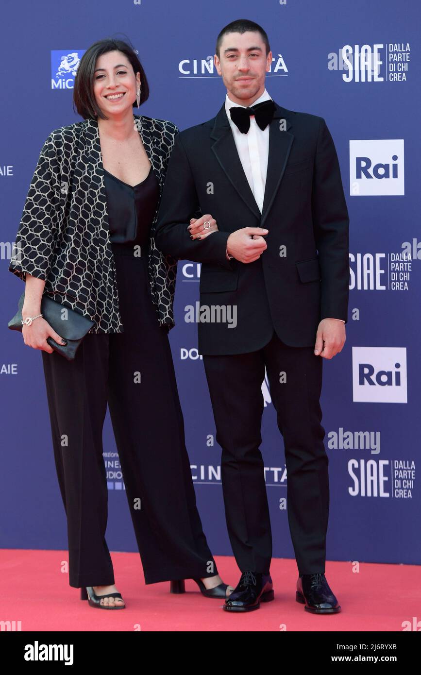 Eduardo Scarpetta (R) und Carolina (L) nehmen am roten Teppich des Premio David di Donatello 2022 67. in den Cinecittà Studios Teil. Stockfoto