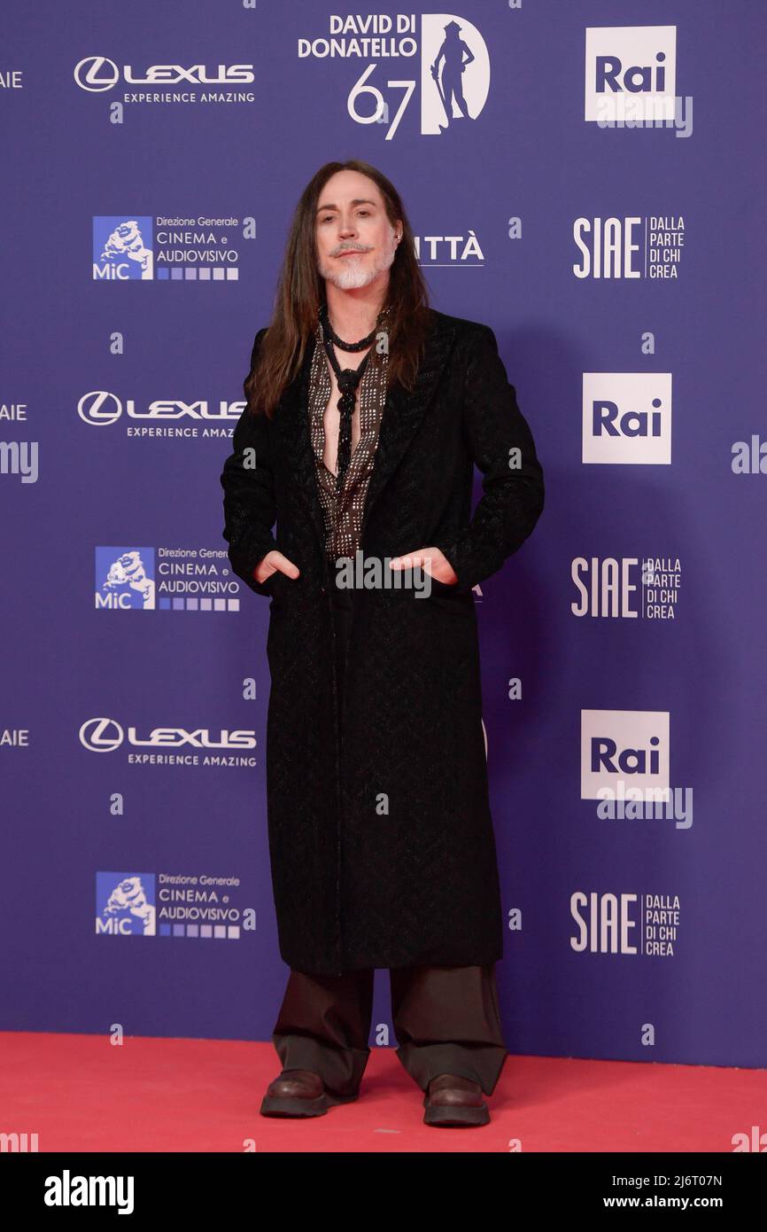 Manuel Agnelli nimmt am roten Teppich des Premio David di Donatello 2022 67. in den Cinecittà Studios Teil. Stockfoto