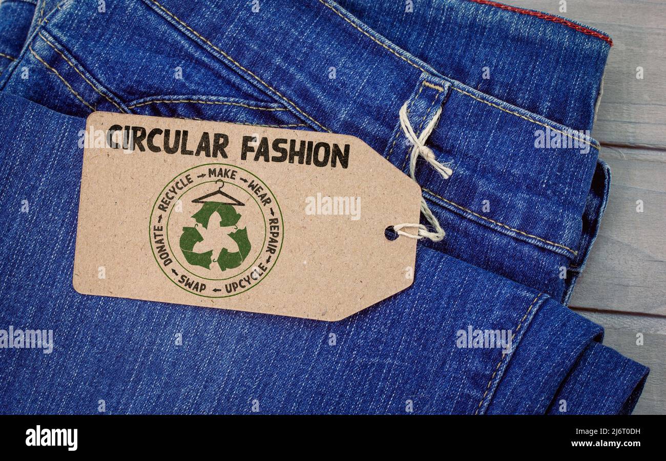 Circular Fashion Label auf Jeans Label, , machen, tragen, reparieren, Upcycle, Swap, donate, recycle with eco clothes recycle Icon nachhaltiges Modekonzept Stockfoto