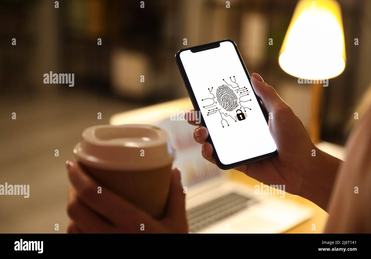 Frau mit Kaffee und Smartphone mit Fingerabdruck-Scanner, um sich in persönlichen Konto anmelden, Nahaufnahme Stockfoto