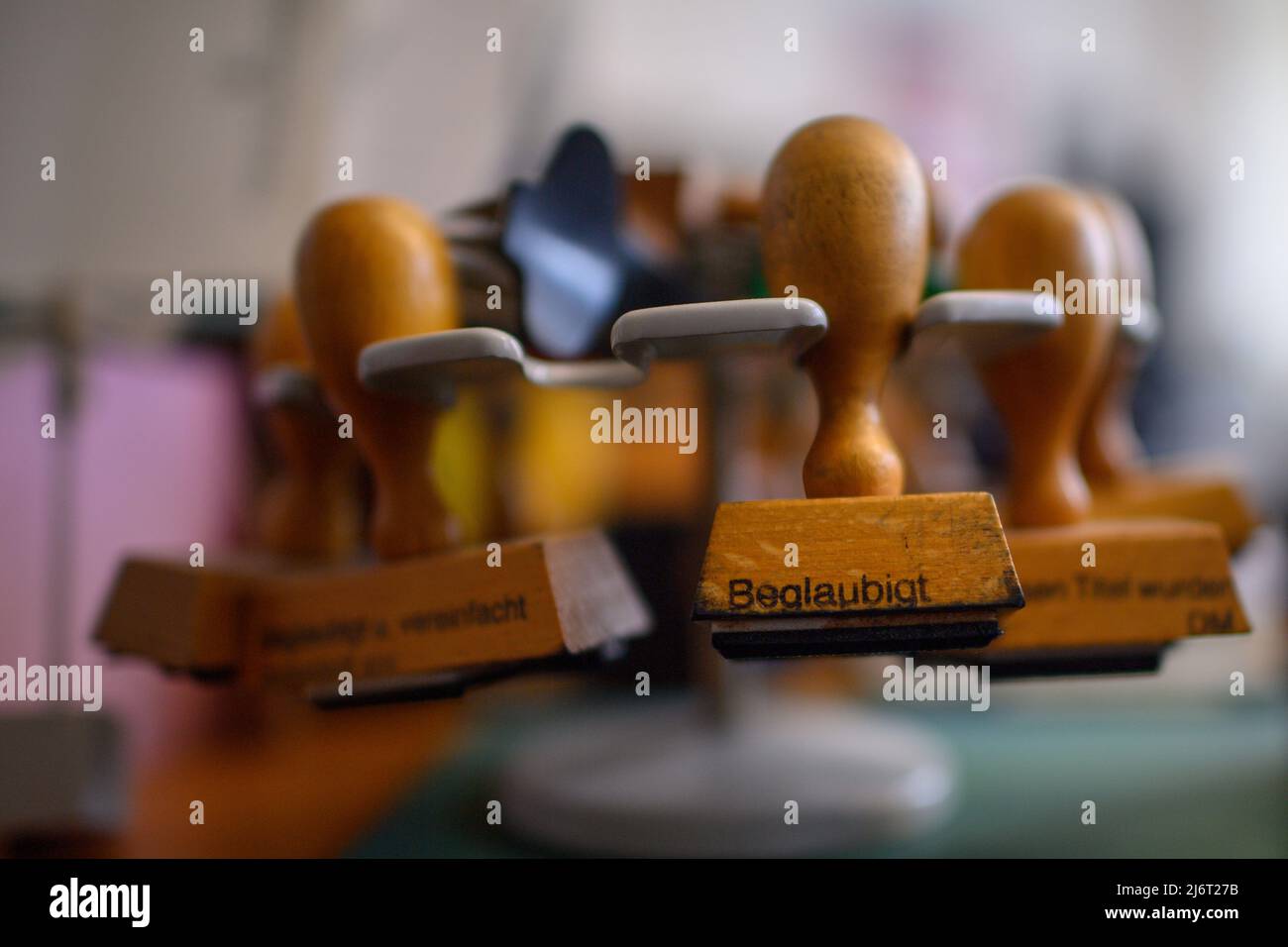 PRODUKTION - 03. Mai 2022, Sachsen-Anhalt, Magdeburg: Eine Briefmarke mit der Aufschrift "zertifiziert" in einer Gerichtsvollmacht. Angesichts des Mangels an Nachwuchskräften und komplexerer Aufgaben fordern die Gerichtsvollzieher in den ostdeutschen Ländern eine Neuorientierung der Ausbildung. Foto: Klaus-Dietmar Gabbert/dpa Stockfoto