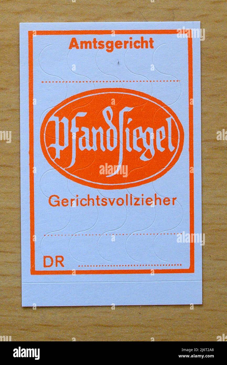 PRODUKTION - 03. Mai 2022, Sachsen-Anhalt, Magdeburg: Ein Pfandsiegel für einen Gerichtsvollzieher. Angesichts des Mangels an Nachwuchskräften und komplexerer Aufgaben fordern die Gerichtsvollzieher in den ostdeutschen Ländern eine Neuorientierung der Ausbildung. Foto: Klaus-Dietmar Gabbert/dpa Stockfoto