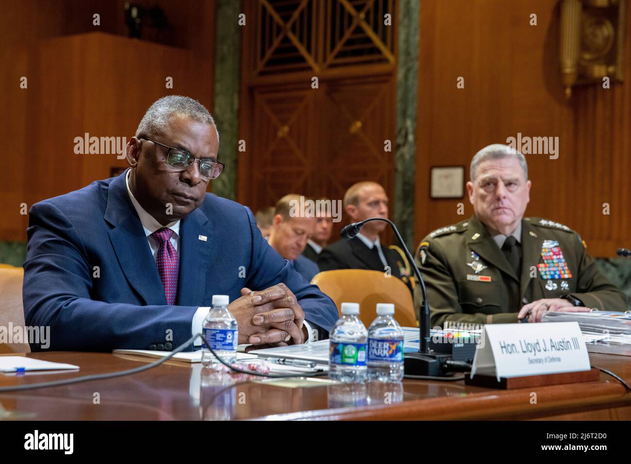 WASHINGTON, D.C., 3. Mai: Verteidigungsminister Lloyd J. Austin III, Linke, und US-Armeegeneral Mark A. Milley, Vorsitzender der Stabschefs, hören sich am Dienstag, dem 3. Mai 2022, bei einer Anhörung im Unterausschuss Verteidigung des US-Bundesstaates Washington Fragen an. Kredit: Amanda Andrade-Rhoades / Pool über CNP Stockfoto