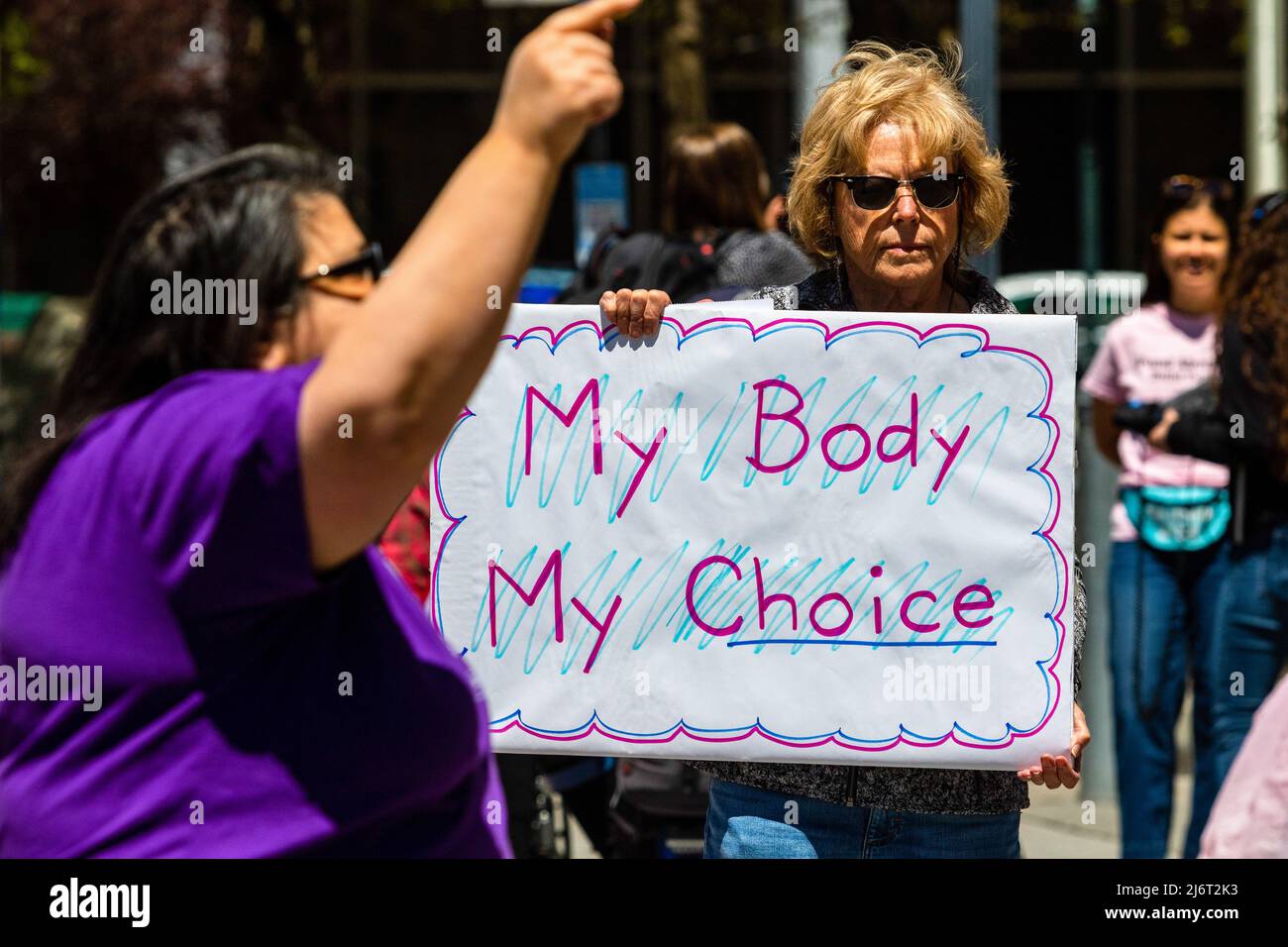 Reno, USA - am 03. Mai 2022 hält Ein Protestator ein Zeichen, das während der Demonstration sagt: "Mein Körper, meine Wahl". Demonstranten versammelten sich vor dem Bundesgericht als Reaktion auf das durchgesickerte SCOTUS-Dokument. Stockfoto