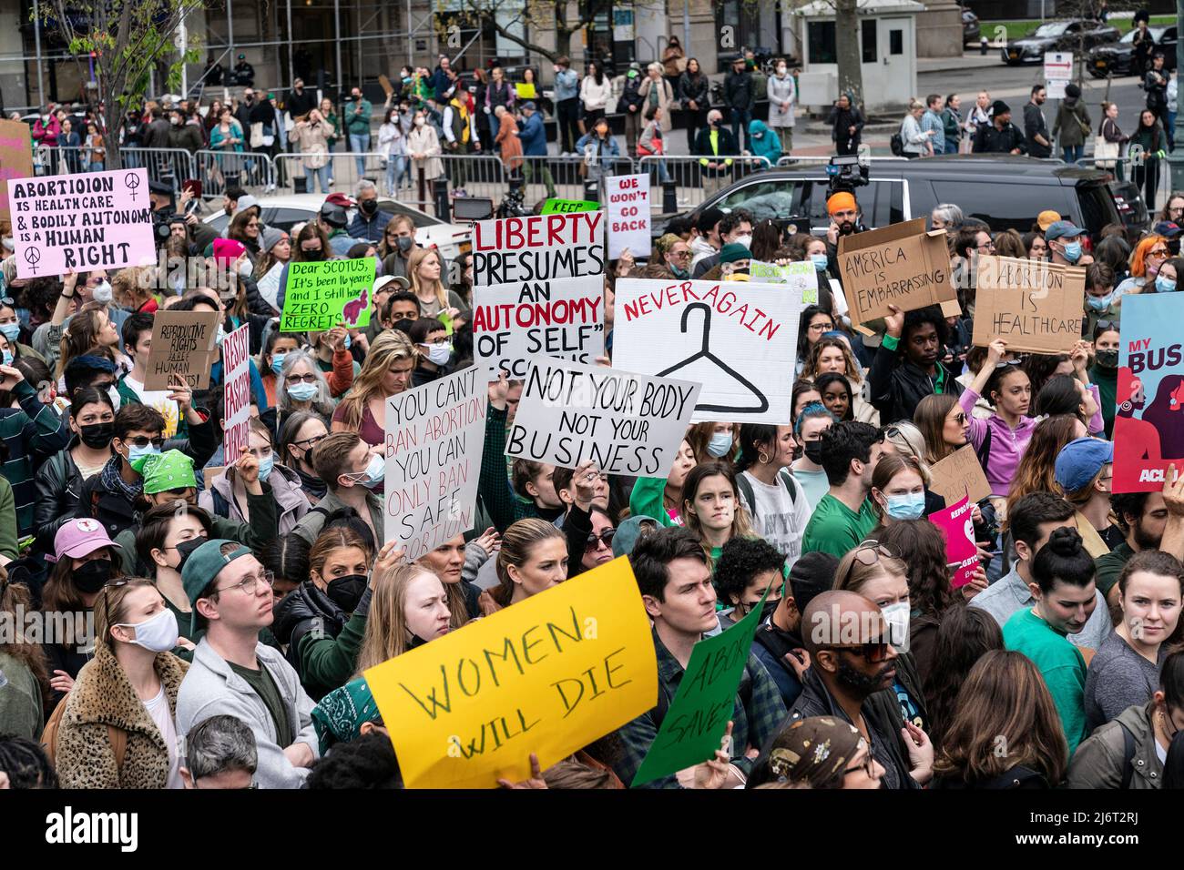 Am 3. Mai 2022 versammeln sich mehr als 3 000 Menschen auf dem Foley Square in New York für Abtreibungsrechte für Frauen, angesichts der Lecks des Obersten Gerichtshofs, die zeigen, dass die konservative Mehrheit des Obersten Gerichtshofs plant, die Entscheidung von Wade gegen Roe effektiv zu stürzen und Abtreibungen im Land zu verbieten. Die Kundgebung beginnt die Woche der Proteste im ganzen Land, in der Abtreibungsrechte gefordert werden. (Foto von Lev Radin/Sipa USA) Stockfoto