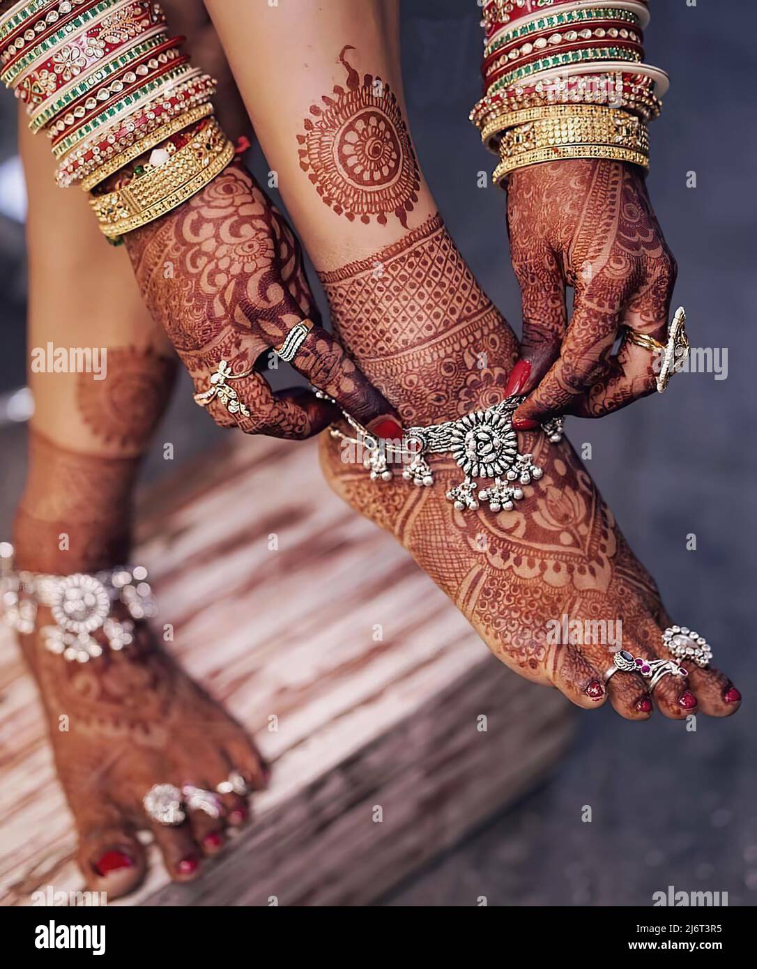 Frauen Füße mit schönen Mehndi und Fußketteln verziert Stockfoto