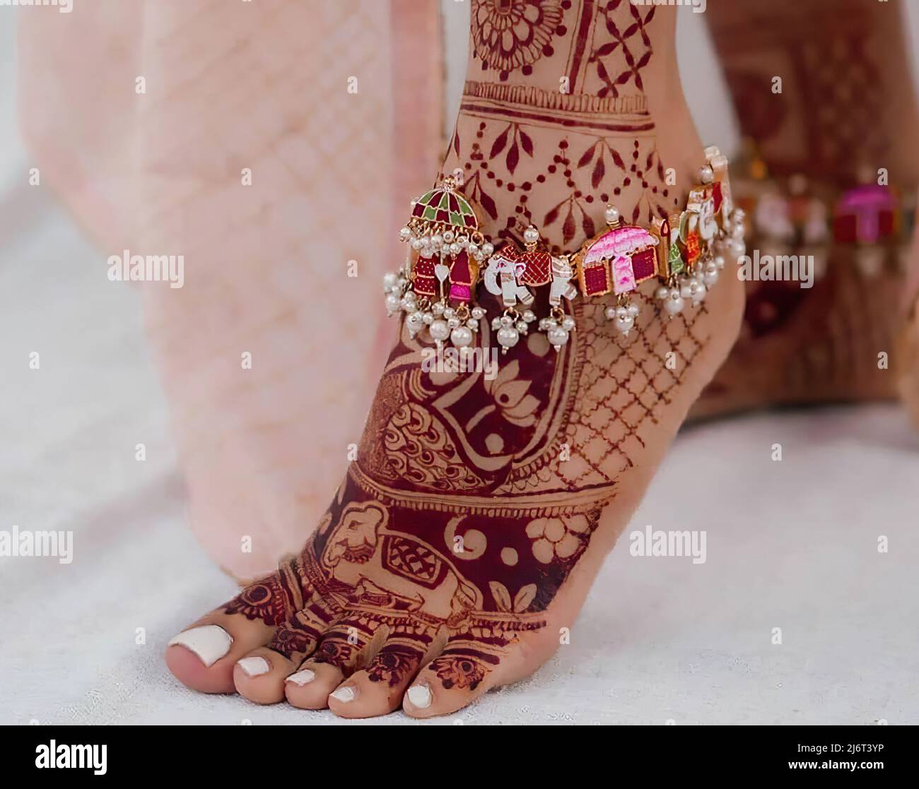 Frauen Füße mit schönen Mehndi und Fußketteln verziert Stockfoto