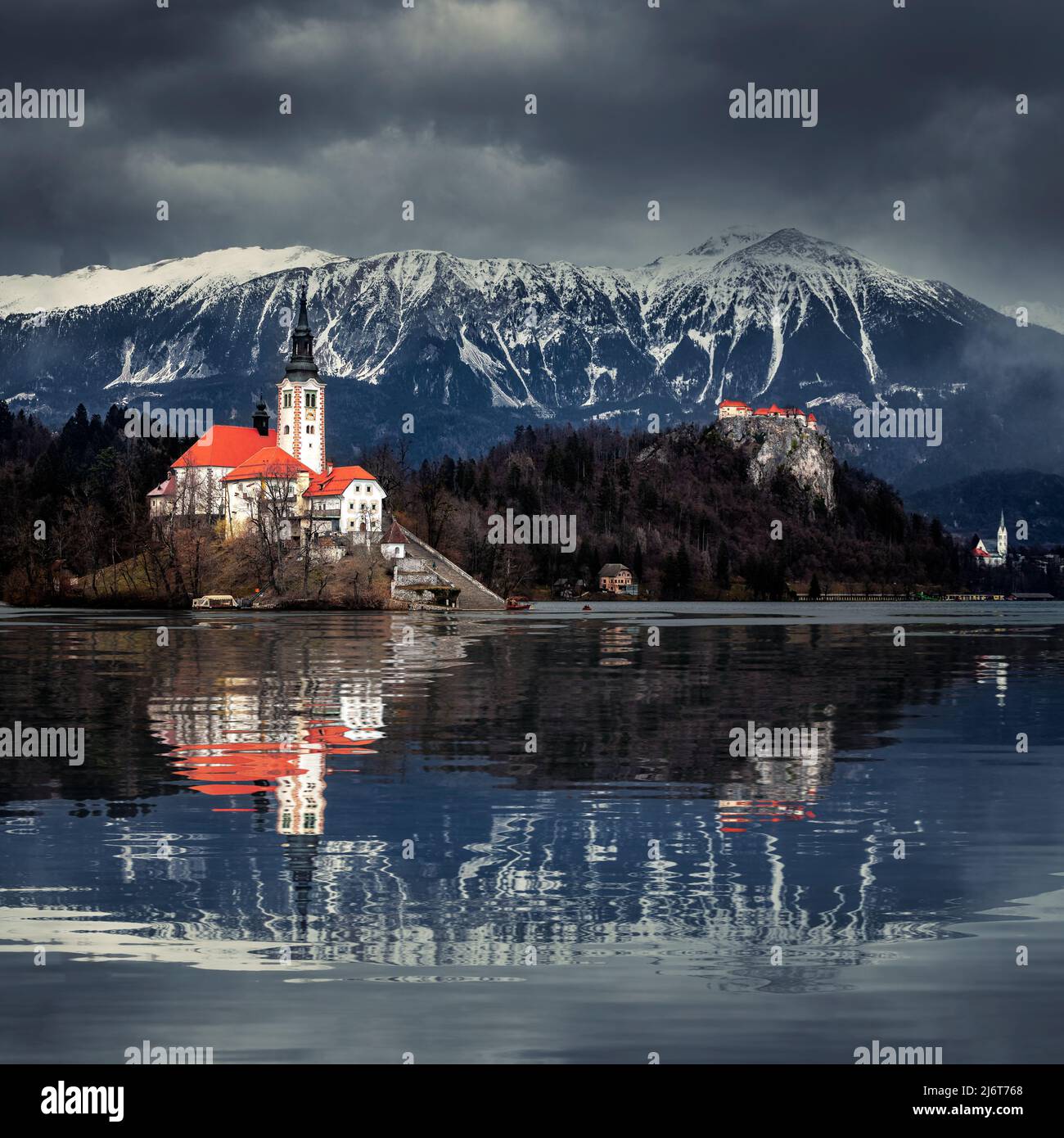 Bleder See, Slowenien - wunderschöne Aussicht auf den Bleder See (Blejsko Jezero) mit der reflektierenden Wallfahrtskirche Mariä Himmelfahrt auf der Insel Bled, Bled C Stockfoto
