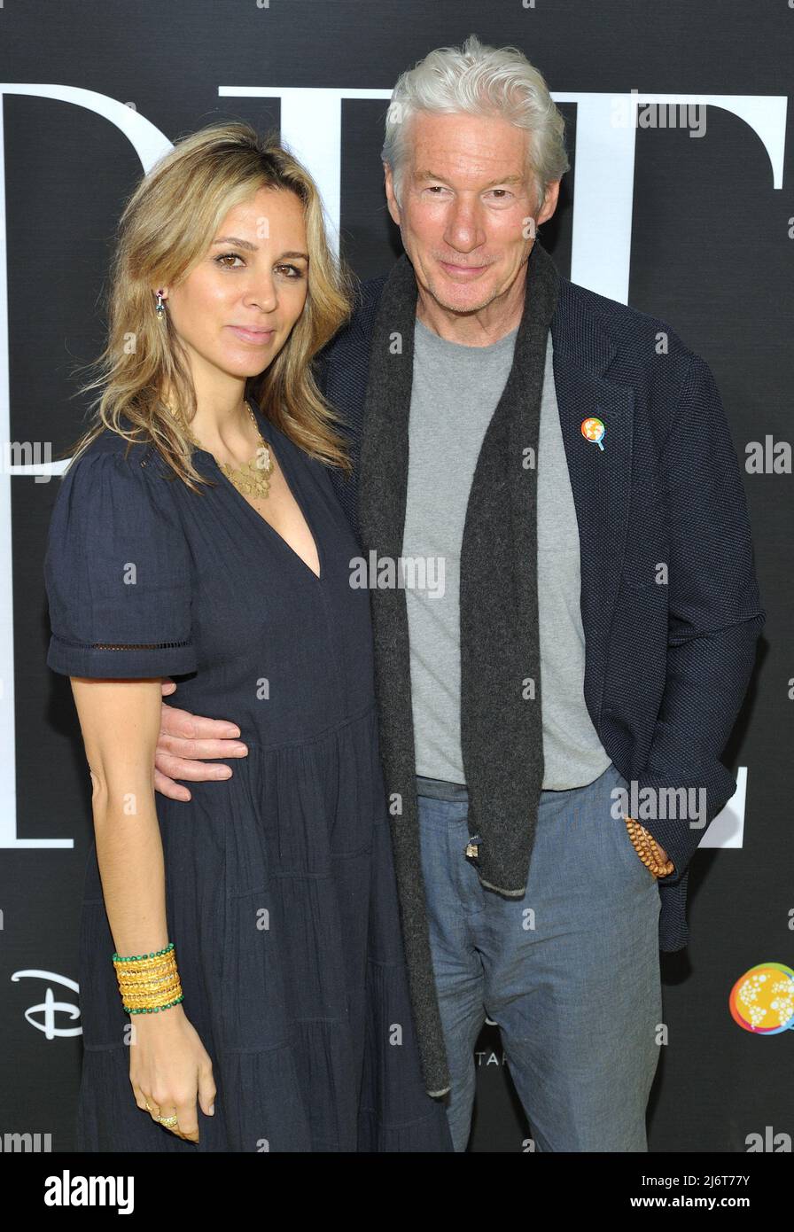 L-R: Alejandra Silva und Richard Gere besuchen am 3. Mai 2022 die NY-Premiere von We Feed People im SVA Theatre in New York, NY. (Foto von Stephen Smith/SIPA USA) Stockfoto