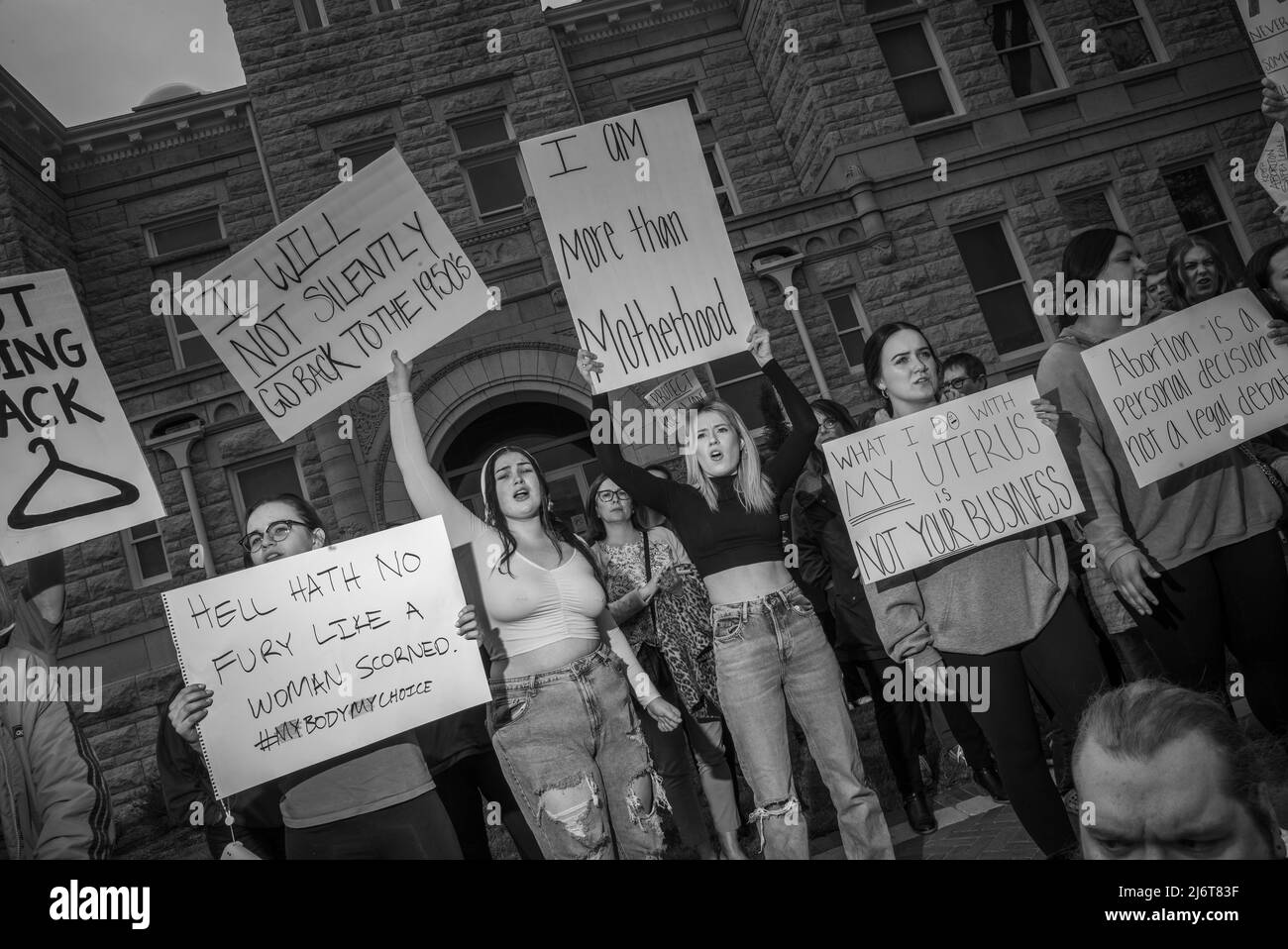 3. Mai 2022, Manhattan, Kansas, USA: Gemeindemitglieder versammeln sich vor dem Riley County Courthouse in Manhattan, Kansas, um zu protestieren der Oberste Gerichtshof der USA hat am Dienstag einen Entwurf für eine Meinungsabstimmung veröffentlicht, um Roe v. Wade umzustürzen. (Bild: © Luke Townsend/ZUMA Press Wire) Stockfoto