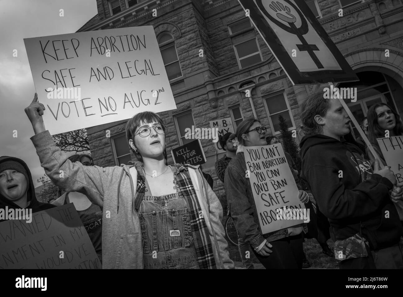 3. Mai 2022, Manhattan, Kansas, USA: Gemeindemitglieder versammeln sich vor dem Riley County Courthouse in Manhattan, Kansas, um zu protestieren der Oberste Gerichtshof der USA hat am Dienstag einen Entwurf für eine Meinungsabstimmung veröffentlicht, um Roe v. Wade umzustürzen. (Bild: © Luke Townsend/ZUMA Press Wire) Stockfoto