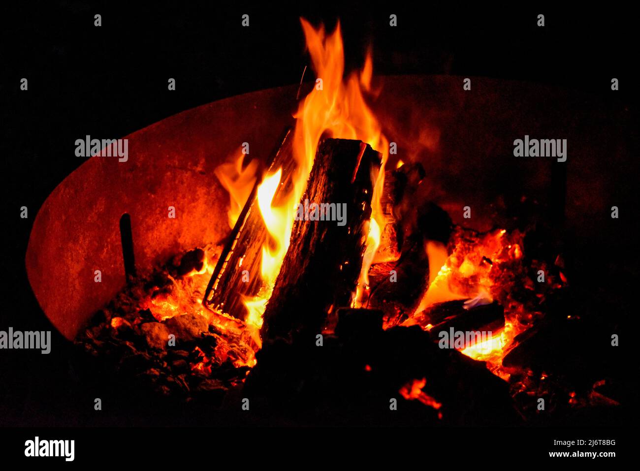 Warmes Lagerfeuer auf einem kalten New England Winter Nacht Camping in Australien Stockfoto