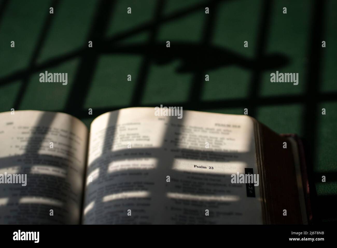 Offene bibel, selektiver Fokus auf den Text, Psalm 23. Speicherplatz kopieren. Stockfoto