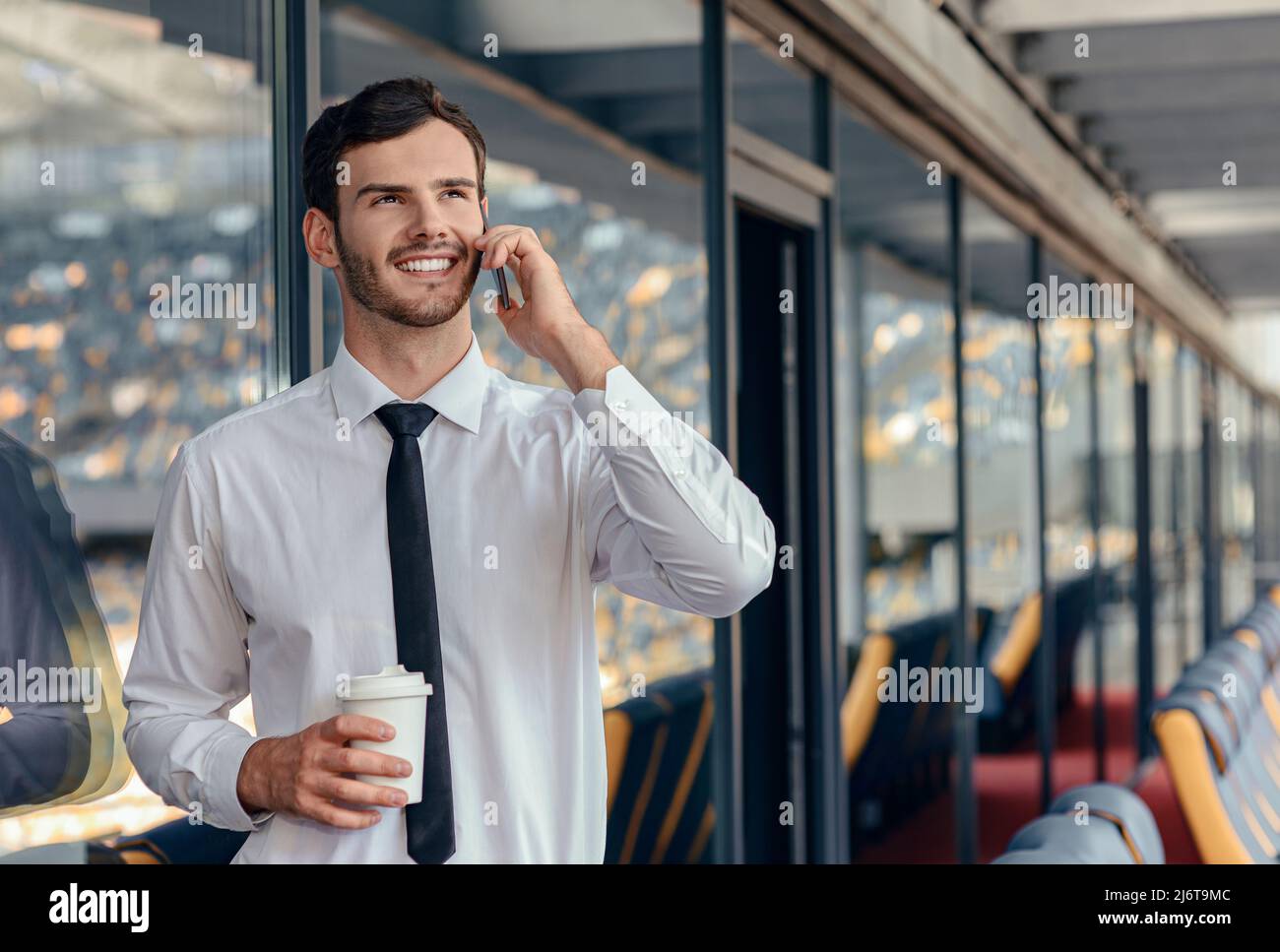 Porträt eines lächelnden Mannes in Hemden mit Geschäftsanruf Stockfoto