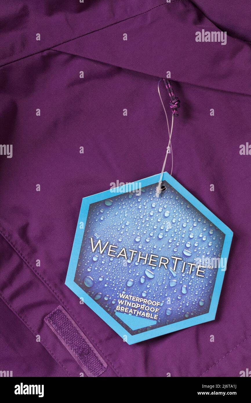 Weathertite wasserdicht winddicht atmungsaktiv Label auf lila Jacke Stockfoto