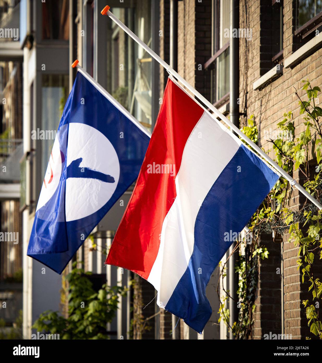 2022-05-04 07:32:02 AMSTERDAM - Flaggen hängen am halben Mast als Zeichen der Ehrfurcht und des Respekts für Kriegsopfer am Tag des Nationalen Gedenktages. ANP RAMON VAN FLYMEN niederlande Out - belgien Out Stockfoto