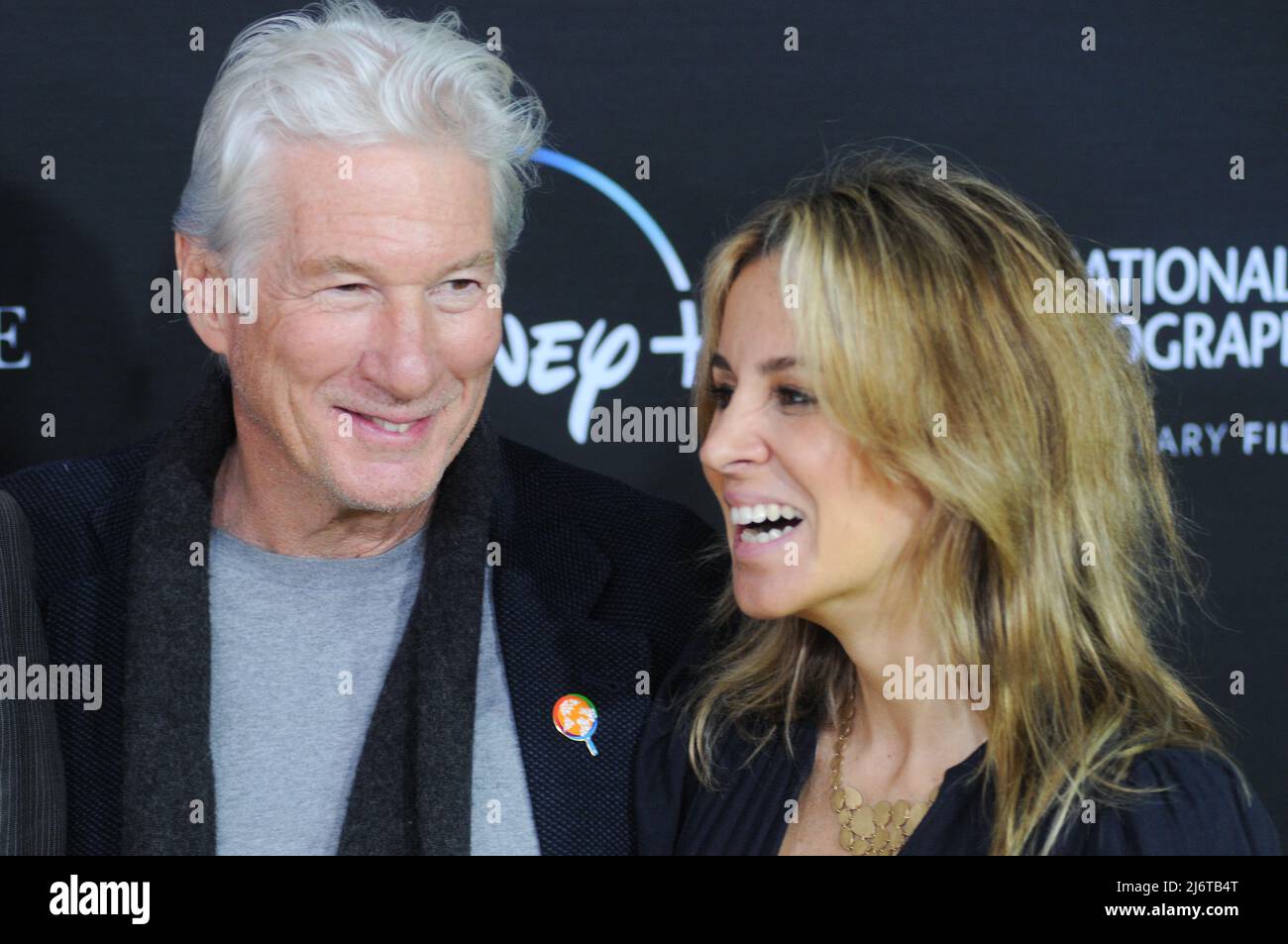 Alejandra Silva und Richard Gere nehmen an der Vorführung „We Feed People“ im SVA Theater in New York City Teil. Stockfoto