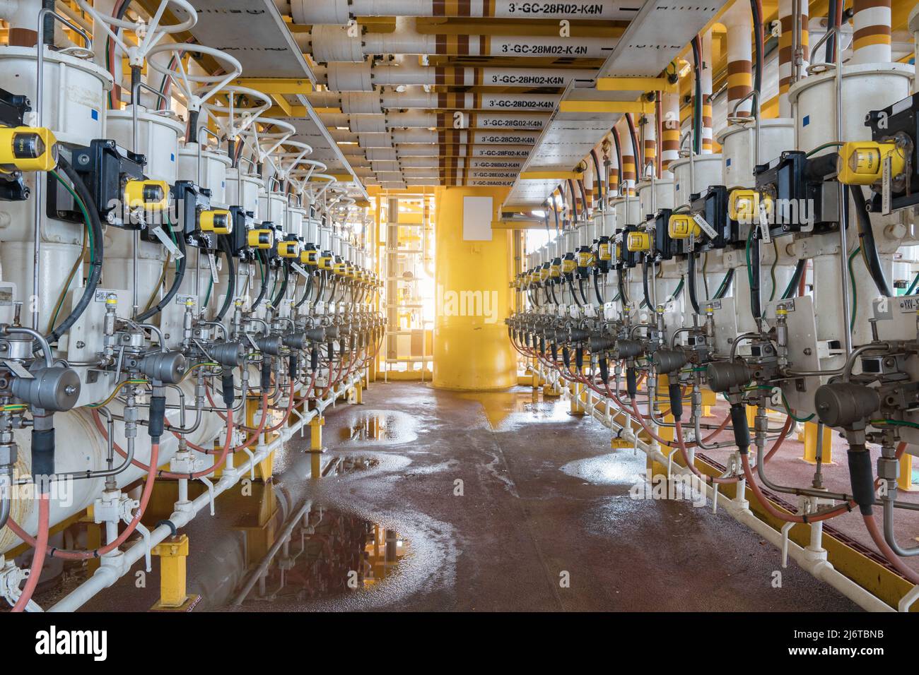 Das Ventil an der Produktion abschalten und den Trennvorsatz für den Wechsel in den Produktionsmodus oder den Testmodus an der externen Plattform der Öl- und Gasförderer testen. Stockfoto