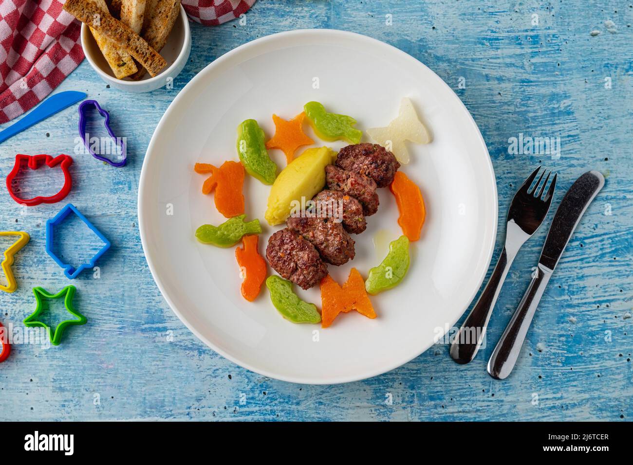 Türkische Fleischbällchen traditionelle Kofte. Mit Karotten und Zucchini in tierische Formen geschnitten. Würzige Fleischbällchen Kebab oder Kebab Stockfoto