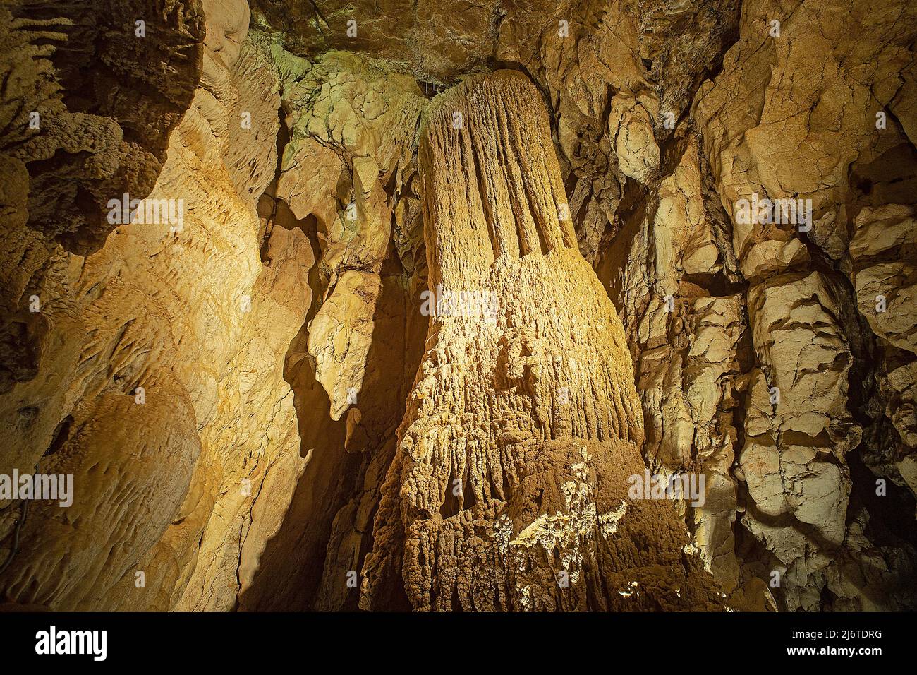 Felsformationen in der Tropfsteinhöhle von Vallorbe, Waadt, Schweiz Stockfoto