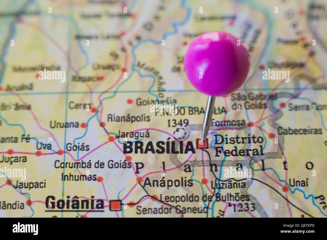 Drucknadelmarkierung auf Brasilia, Brasilien. Selektiver Fokus auf den Namen der Stadt Stockfoto