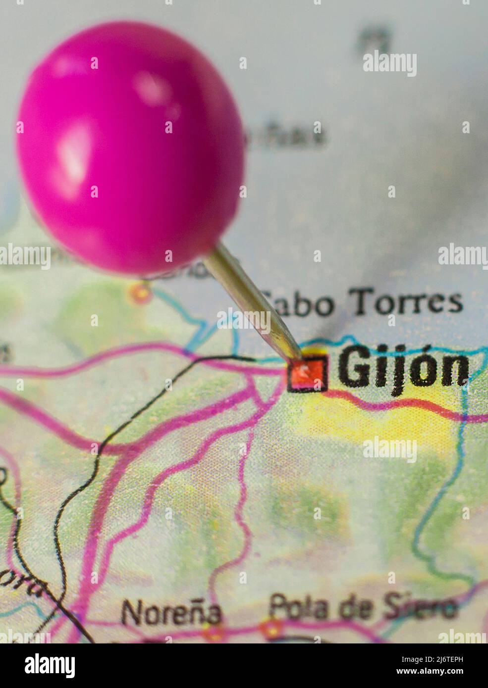 Drucknadelmarkierung auf Gijon, Spanien. Selektiver Fokus auf den Namen der Stadt Stockfoto