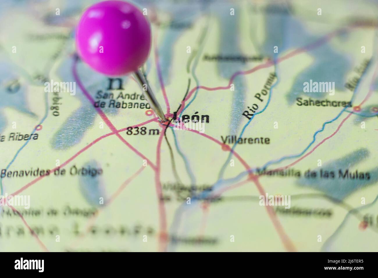 Drucknadelmarkierung bei Leon, Spanien. Selektiver Fokus auf den Namen der Stadt Stockfoto