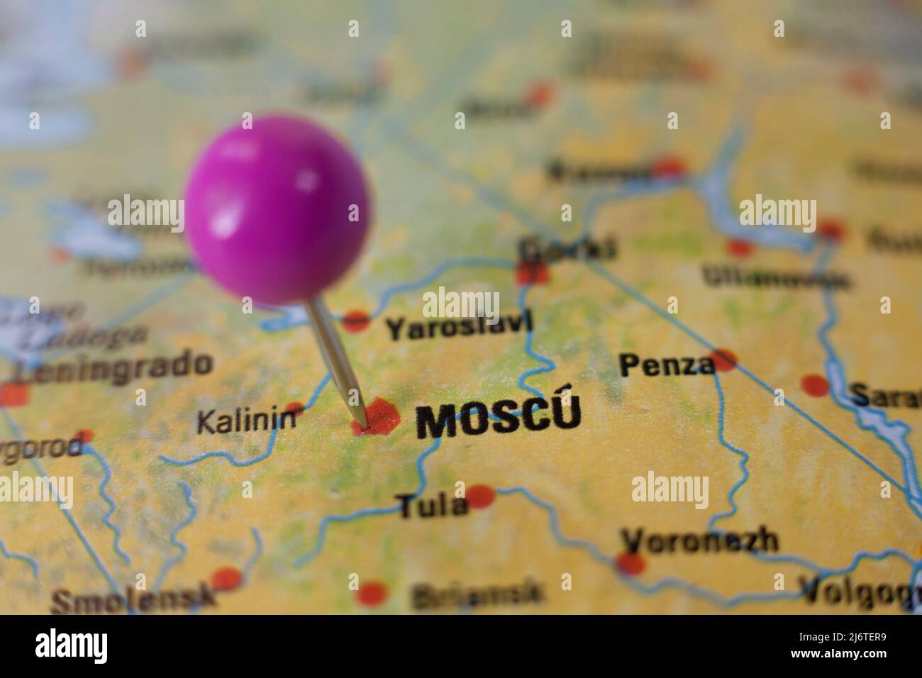 Stecknadelmarkierung auf Moskau, Moscu auf spanisch. Selektiver Fokus auf den Namen der Stadt Stockfoto