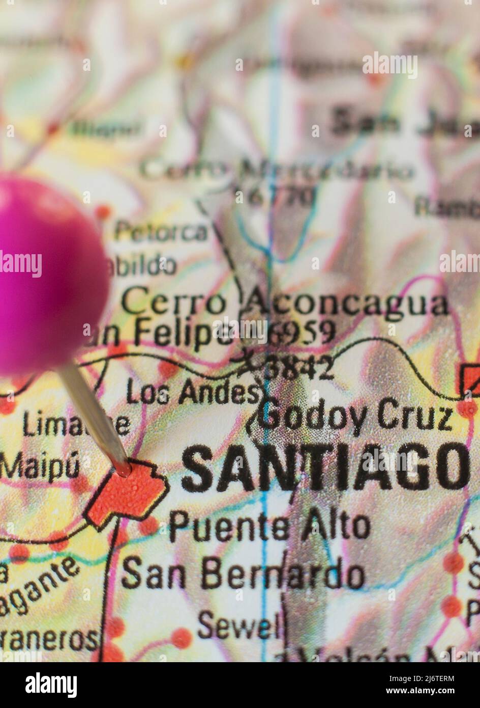 Stecknadelmarkierung auf Santiago de Chile. Selektiver Fokus auf den Namen der Stadt Stockfoto