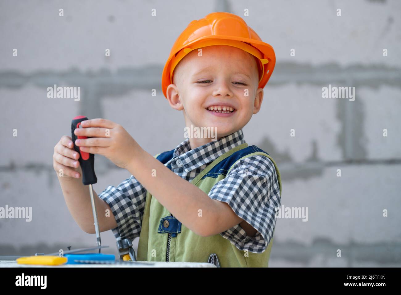 Kind arbeitet auf der baustelle Fotos und Bildmaterial in hoher