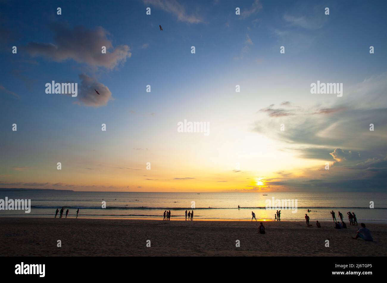 Sonnenuntergang am Kuta Beach in Kuta, Bali, Indonesien Stockfoto