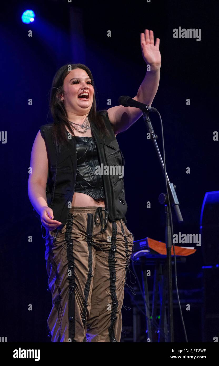 Lola Young tritt beim Cheltenham Jazz Festival im Mai 1. 2022 in der Big Top auf Stockfoto
