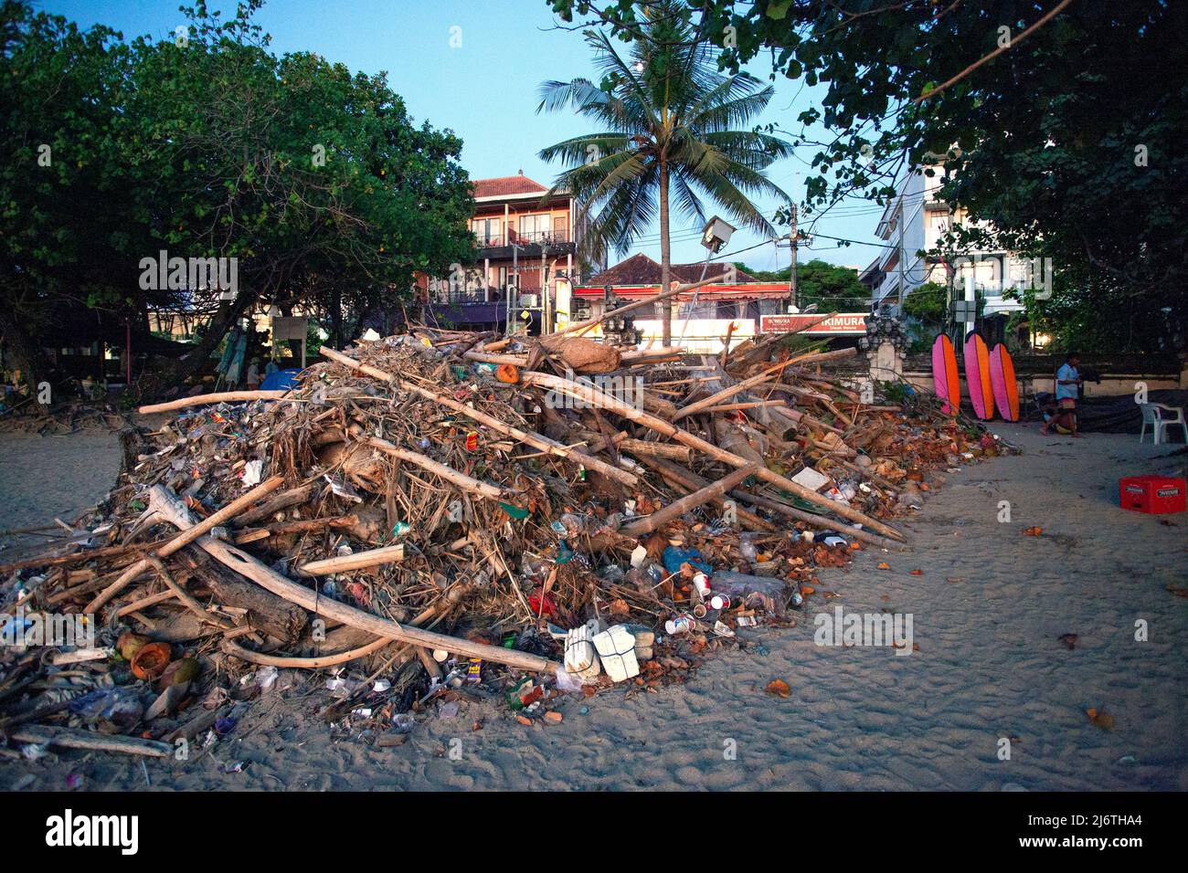 Riesiger Müllhaufen am Kuta Beach in Bali bei Sonnenuntergang, der darauf wartet, weggebracht zu werden. Stockfoto