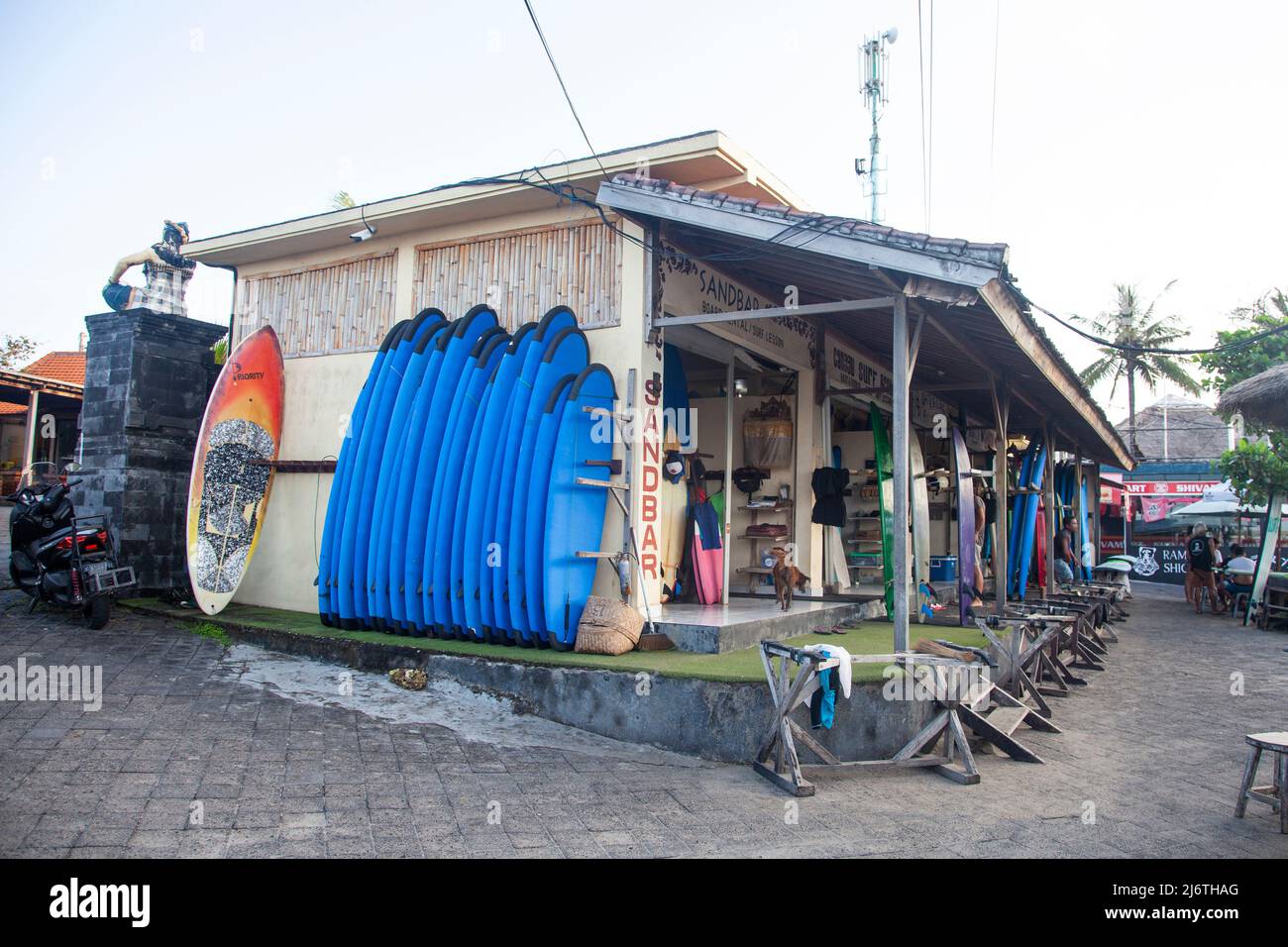 Longboards zum Mieten im Sandbar Shop in Batu Bolong carpark, Canggu, Bali. Stockfoto