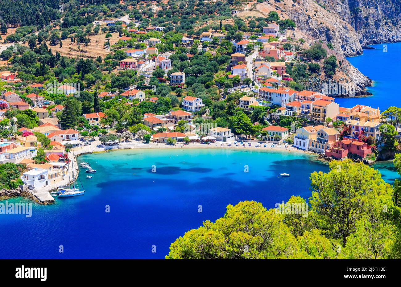 Kefalonia, Griechenland. Farbenprächtiges Dorf Assos von der Burg Assos aus gesehen. Stockfoto