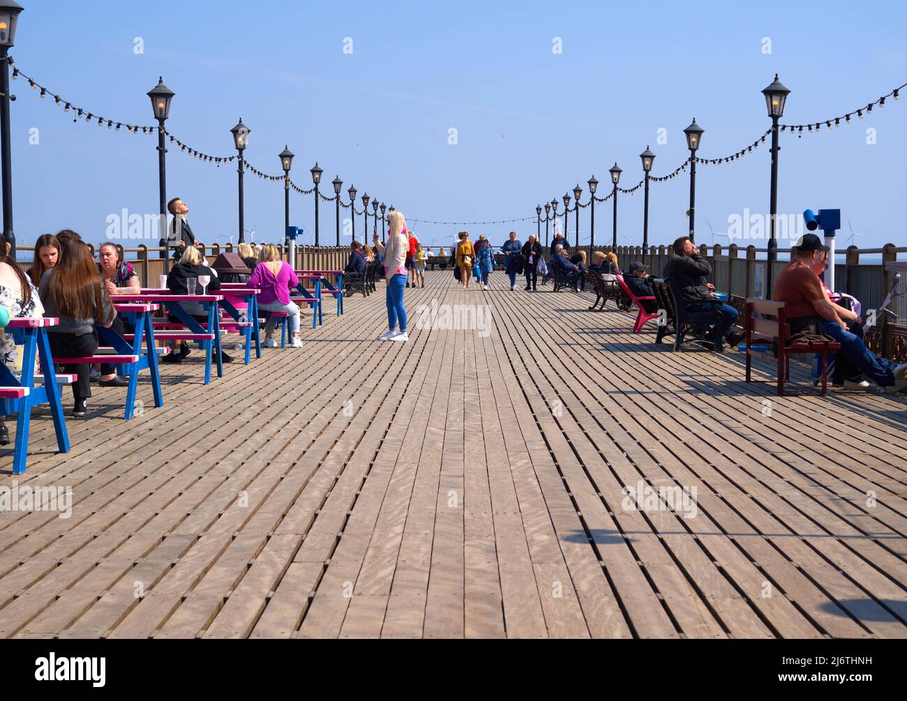 Menschen am Pier von Skegness, Lincolnshire, Großbritannien Stockfoto