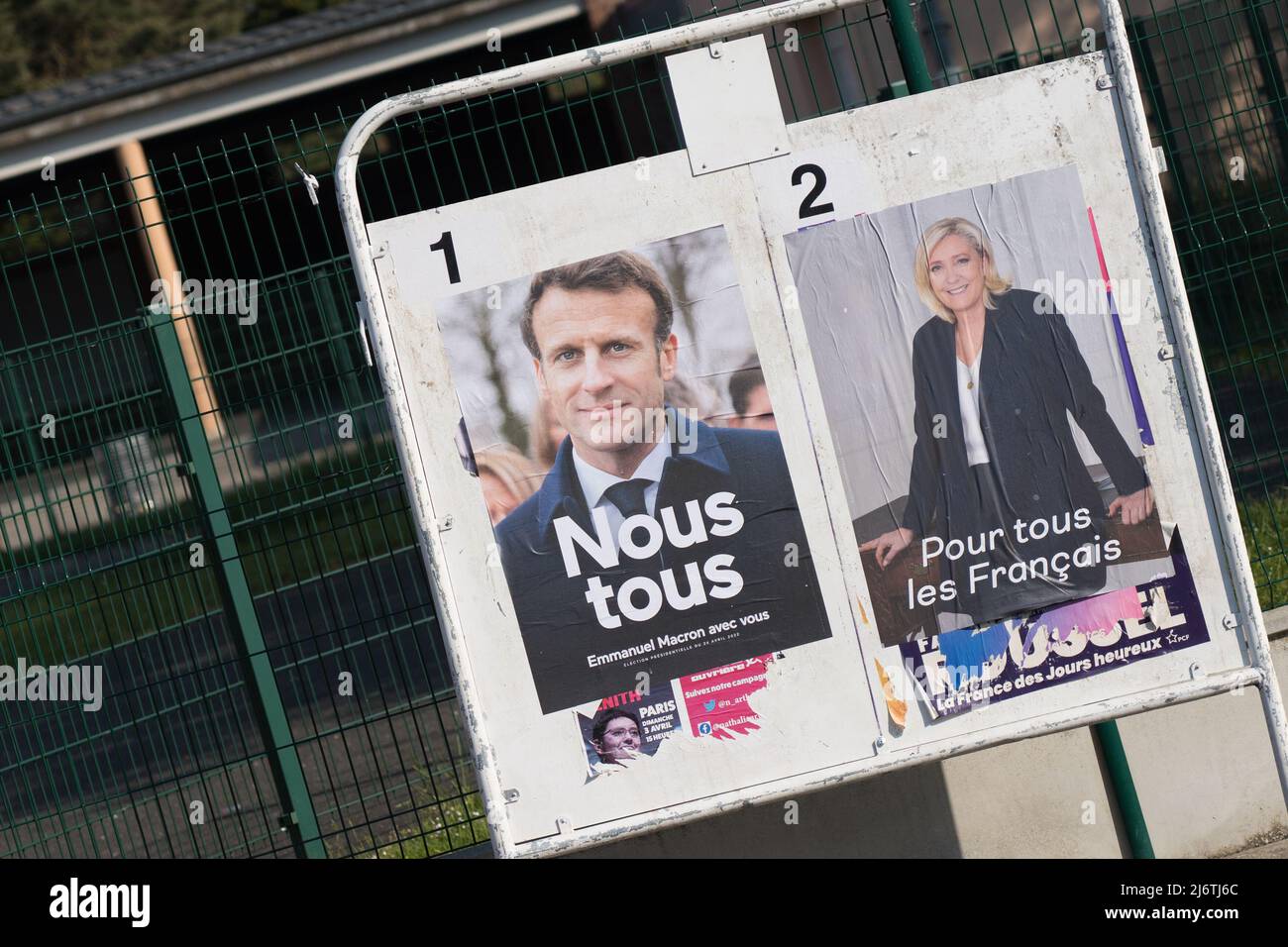 AMIENS, FRANKREICH - 28. APRIL 2022 : Plakate für die zweite Runde der französischen Präsidentschaftswahlen vor einem Wahllokal. Stockfoto AMIENS, FRANKREICH - 28. APRIL 2022 : Plakate für die zweite Runde der französischen Präsidentschaftswahlen vor einem Wahllokal. Stockfoto