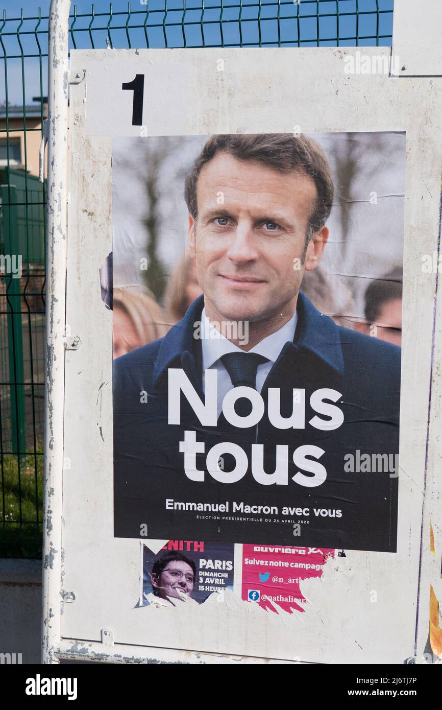 AMIENS, FRANKREICH - 28. APRIL 2022 : Plakate für die zweite Runde der französischen Präsidentschaftswahlen vor einem Wahllokal. Stockfoto